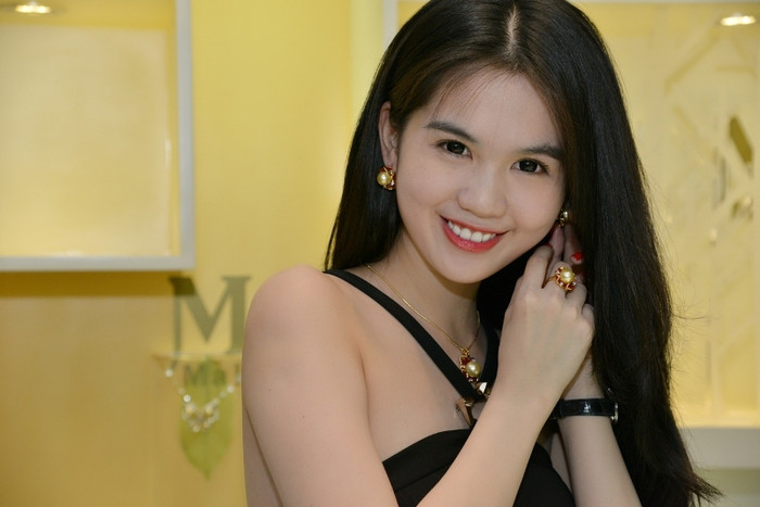 Làn da trắng mịn của Ngọc Trinh rất thích hợp với bộ tang sức ngọc trai này.