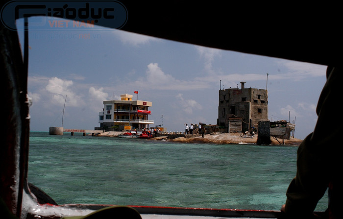 Và Trường Sa vẫn phát triển, sự sống bừng lên từng ngày. Trong ảnh: Qua ô cửa nhỏ của con tàu, nhìn vào đảo chìm Tốc Tan: Lá cờ đỏ sao vàng tung bay trong gió, kiêu hãnh trên nóc ngôi nhà hai tầng khang trang. Bên cạnh là một lô cốt sừng sững. Nắng gió khắt nghiệt cũng không thể nào khuất phục được ý chí của những người con yêu nước. Và Trường Sa vẫn phát triển, sự sống bừng lên từng ngày. Trong ảnh: Qua ô cửa nhỏ của con tàu, nhìn vào đảo chìm Tốc Tan: Lá cờ đỏ sao vàng tung bay trong gió, kiêu hãnh trên nóc ngôi nhà hai tầng khang trang. Bên cạnh là một lô cốt sừng sững. Nắng gió khắt nghiệt cũng không thể nào khuất phục được ý chí của những người con yêu nước.