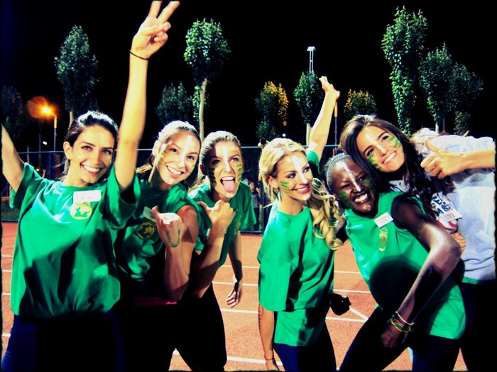 Các người đẹp không may mắn vẽ mặt, reo hò inh ỏi...