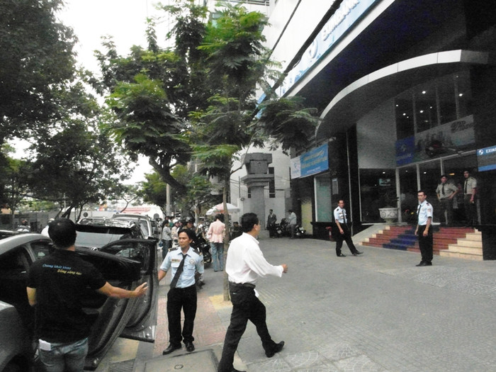 Hoạt động nhộn nhịp phía trước ngân hàng Eximbank trong buổi chiều nay. Hoạt động nhộn nhịp phía trước ngân hàng Eximbank trong buổi chiều nay.