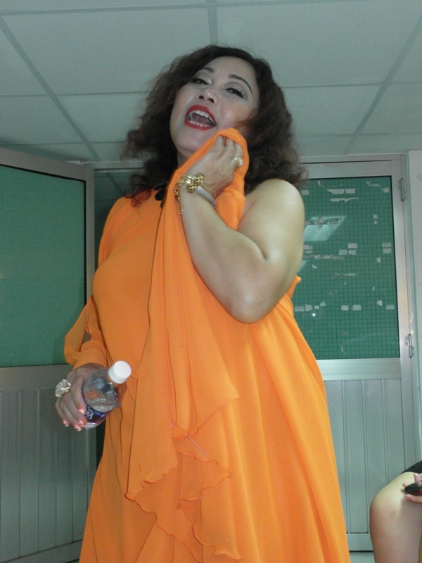 Một cử chỉ địu đàng rất…nữ tính, hài không chịu nổi của Siu Black. Một cử chỉ địu đàng rất…nữ tính, hài không chịu nổi của Siu Black.