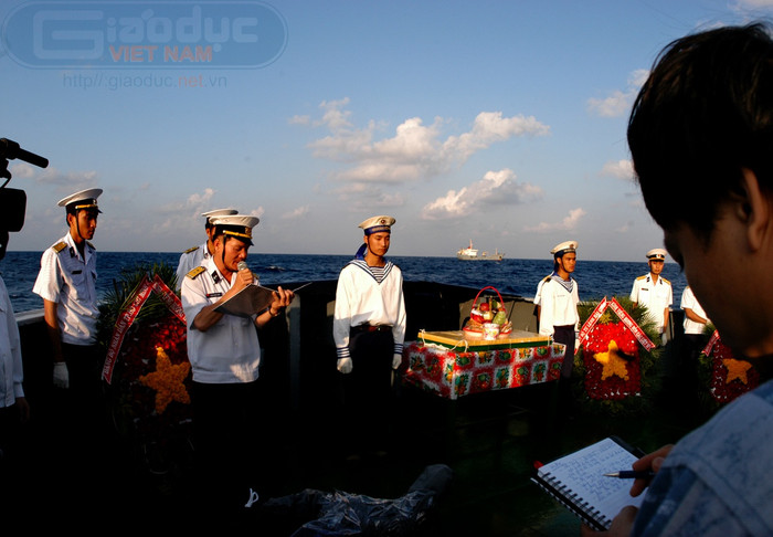 Các anh đã hoà máu thịt vào biển, đảo thiêng liêng của tổ quốc. Đồng đội và nhân dân vẫn nhớ tên anh. Các anh đã hoà máu thịt vào biển, đảo thiêng liêng của tổ quốc. Đồng đội và nhân dân vẫn nhớ tên anh.