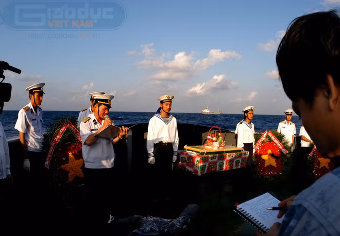 Các anh đã hoà máu thịt vào biển, đảo thiêng liêng của tổ quốc. Đồng đội và nhân dân vẫn nhớ tên anh.