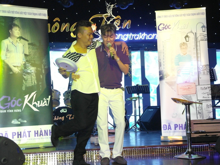 Biên đạo múa Ngọc Hiền sung quá, bê cả dĩa lên sân khấu, múa minh hoạ cho Mr Đàm. Biên đạo múa Ngọc Hiền sung quá, bê cả dĩa lên sân khấu, múa minh hoạ cho Mr Đàm.