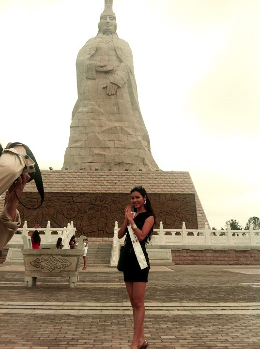 Cô đã nghe theo lời của đại diện nhan sắc nước chủ nhà, cầu xin sự may mắn cho mình tại cuộc thi HHTG năm 2012. Cô đã nghe theo lời của đại diện nhan sắc nước chủ nhà, cầu xin sự may mắn cho mình tại cuộc thi HHTG năm 2012.