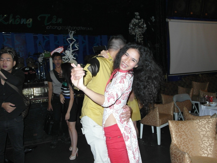 Đồng Lan tinh nghịch với "đồng đội", trước khi chia tay "chủ soái" Mr Đàm. Đồng Lan tinh nghịch với "đồng đội", trước khi chia tay "chủ soái" Mr Đàm.