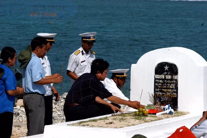 Thắp hương tưởng nhớ liệt sĩ Nguyễn Văn Thi trên đảo Trường Sa Đông. Đọc những thông tin trên bia mộ đơn sơ, mọi người rất xúc động: Sinh ngày: 15/04/ 1975 - Hy sinh ngày: 14/04/2001. Anh đã hy sinh ở độ tuổi đẹp nhất trong cuộc đời: 26 tuổi.