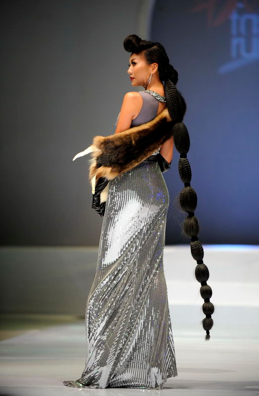 Nhan sắc Thanh Hằng trở nên lung linh, đẹp như huyền thoại dưới muôn ánh đèn. Nhan sắc Thanh Hằng trở nên lung linh, đẹp như huyền thoại dưới muôn ánh đèn.