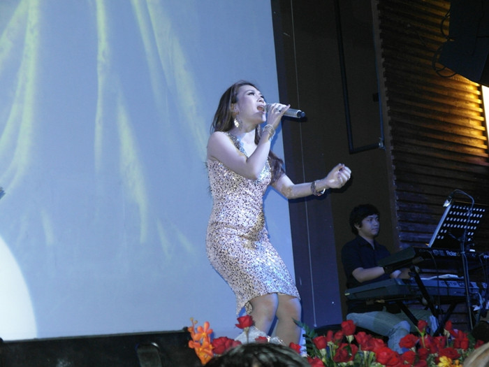 Mỗi ca khúc vừa dứt, khán phòng vang lên những tràng pháo tay cổ vũ... Mỗi ca khúc vừa dứt, khán phòng vang lên những tràng pháo tay cổ vũ...