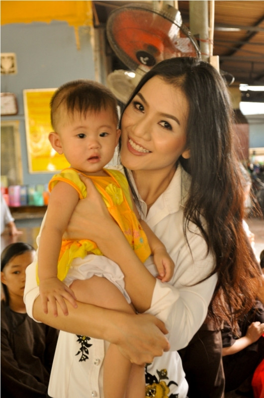 Người đẹp Như Ý trìu mến với một cháu nhỏ. Người đẹp Như Ý trìu mến với một cháu nhỏ.