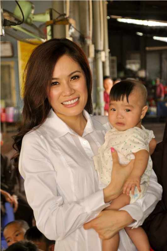 Victoria Phương Nguyễn xúc động, bồng bế từng cháu nhỏ. Victoria Phương Nguyễn xúc động, bồng bế từng cháu nhỏ.