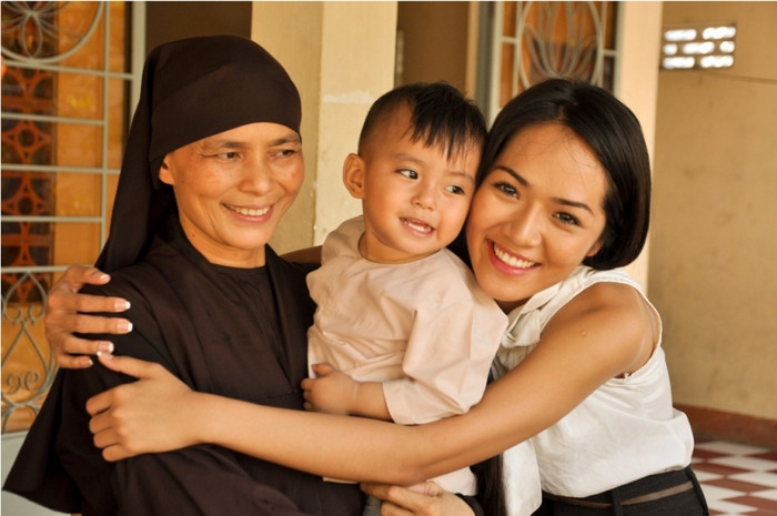 Ôm một cháu nhỏ bụ bẫm vào lòng, Thuý Nga xúc đông nói với sư cô: "Nhìn các trẻ đáng yêu thế, con không hiểu sao ông bố, bà mẹ nào có thể từ chối, bỏ rơi..." Ôm một cháu nhỏ bụ bẫm vào lòng, Thuý Nga xúc đông nói với sư cô: "Nhìn các trẻ đáng yêu thế, con không hiểu sao ông bố, bà mẹ nào có thể từ chối, bỏ rơi..."