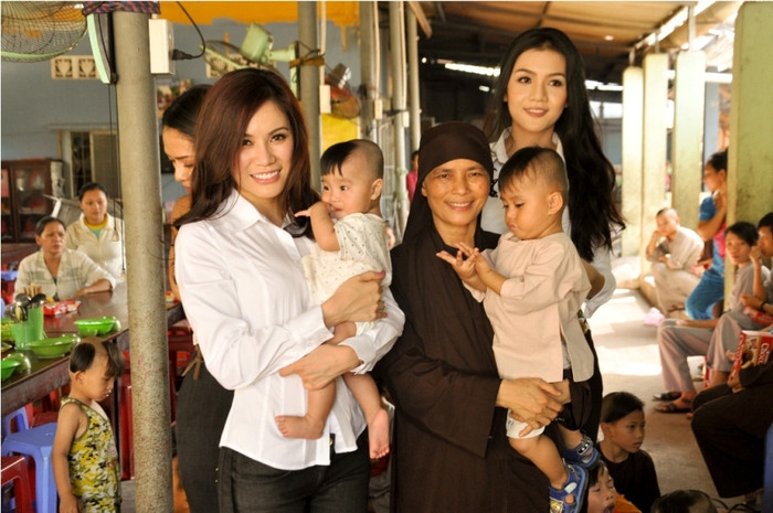 Trong chuyến đi còn có người đẹp Như Ý (phía ảnh phải). Trong chuyến đi còn có người đẹp Như Ý (phía ảnh phải).