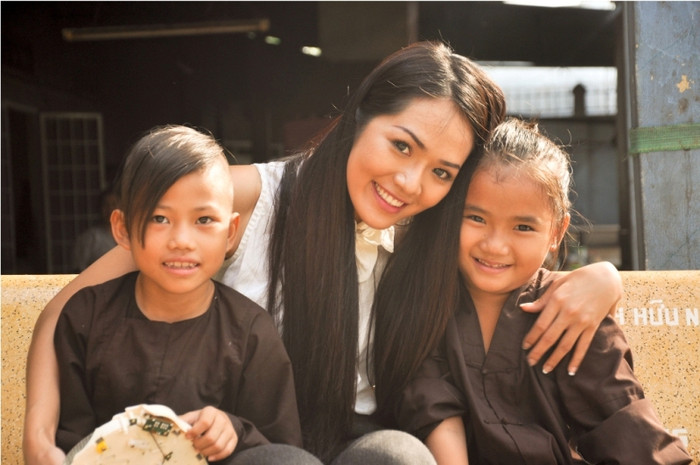 Vẻ rạng ngời của hai em nhỏ bên diễn viên Thuý Nga. Sự ân cần xuất phát từ tấm lòng của '"cô Nga" đã làm ấm áp các em nhỏ côi cút. Vẻ rạng ngời của hai em nhỏ bên diễn viên Thuý Nga. Sự ân cần xuất phát từ tấm lòng của '"cô Nga" đã làm ấm áp các em nhỏ côi cút.