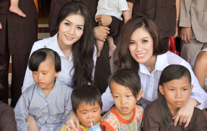 Khi nghe đạo diễn hình ảnh Vô Thường kể về những khó khăn của 100 nhỏ ở chùa Từ Ân, Victoria Nguyễn đã rủ ngay Thuý Nga, Như Ý, thực hiện chuyến đi thăm các em. Khi nghe đạo diễn hình ảnh Vô Thường kể về những khó khăn của 100 nhỏ ở chùa Từ Ân, Victoria Nguyễn đã rủ ngay Thuý Nga, Như Ý, thực hiện chuyến đi thăm các em.