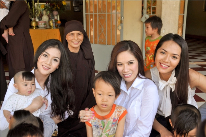 Đây là chuyến từ thiện đầu tiên của Victoria Phương Nguyễn khi vừa từ Mỹ trở về Việt Nam. Đây là chuyến từ thiện đầu tiên của Victoria Phương Nguyễn khi vừa từ Mỹ trở về Việt Nam.