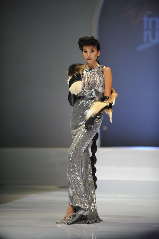 Khán giả có cảm giác đang xem một màn trình diễn thời trang của một siêu mẫu quốc tế. Khán giả có cảm giác đang xem một màn trình diễn thời trang của một siêu mẫu quốc tế.