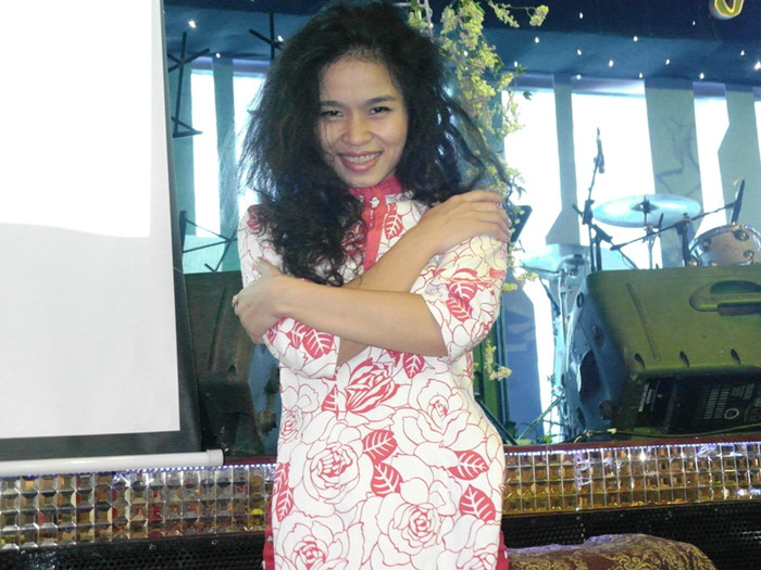 Người đẹp đứng tạo dáng cho phóng viên chụp ảnh.