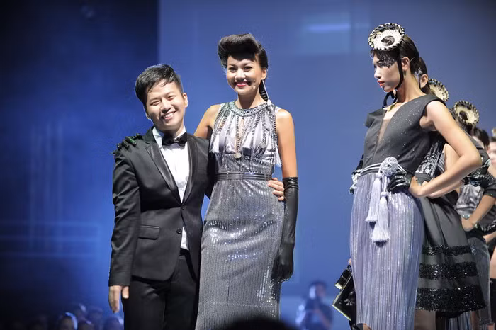 Vẻ mặt hài lòng của Chung Thanh Phong sau màn trình diễn ấn tượng của Thanh Hằng.