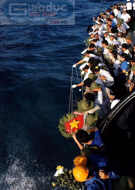 Thả hoa tưởng niệm các chiến sĩ đã ngã xuống vì trời, biển thiêng liêng của tổ quốc.