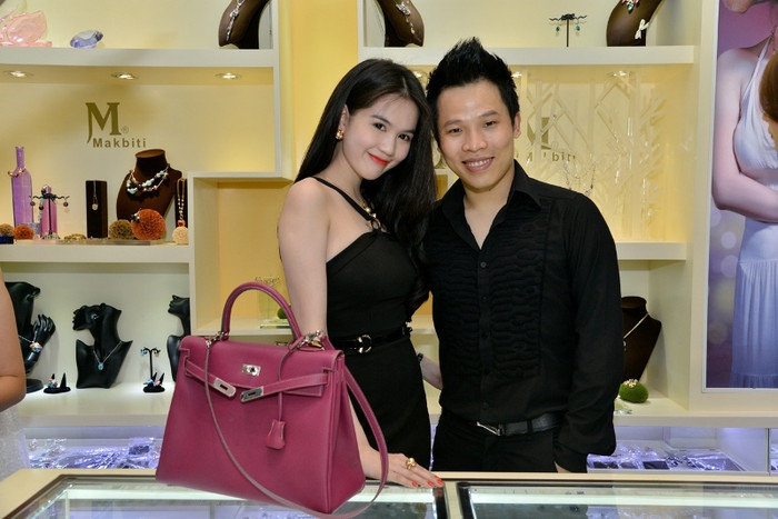 Ngọc Trinh bước vào một cửa hàng trang sức cao cấp tại TP.HCM cùng "ông bầu" Vũ Khắc Tiệp.