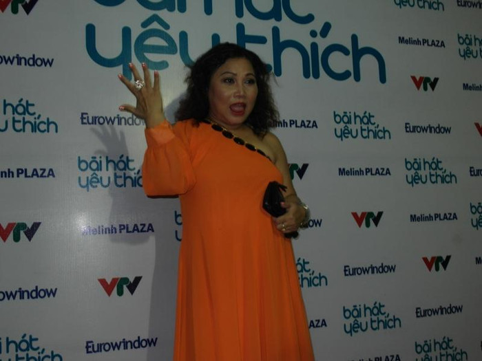 Xuất hiện trong hậu trường sân Lan Anh (TP.HCM) vào tối qua (5/8), trước giờ biểu diễn liveshow Bài hát yêu thích tháng 8, ca sĩ “núi rừng Tây Nguyên” diện một bộ cánh màu vàng sậm khá ấn tượng. Đứng ở khu vực chụp ảnh, Siu Black tạo dáng vui nhộn. Xuất hiện trong hậu trường sân Lan Anh (TP.HCM) vào tối qua (5/8), trước giờ biểu diễn liveshow Bài hát yêu thích tháng 8, ca sĩ “núi rừng Tây Nguyên” diện một bộ cánh màu vàng sậm khá ấn tượng. Đứng ở khu vực chụp ảnh, Siu Black tạo dáng vui nhộn.