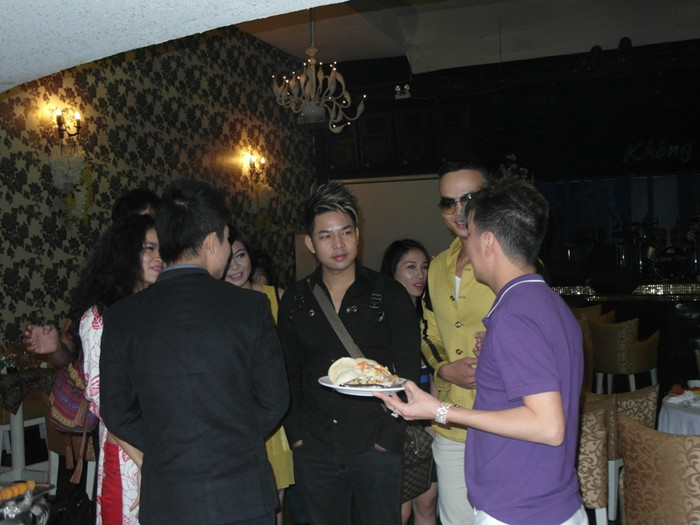 Đến khi mọi người về hết, Mr Đàm mới đi lấy thức ăn. Anh vẫn dặn dò "lính" mình lần nữa: "Các em cứ về tập luyện. Tối nay anh gọi điện thoại nói chuyện với từng em". Đến khi mọi người về hết, Mr Đàm mới đi lấy thức ăn. Anh vẫn dặn dò "lính" mình lần nữa: "Các em cứ về tập luyện. Tối nay anh gọi điện thoại nói chuyện với từng em".