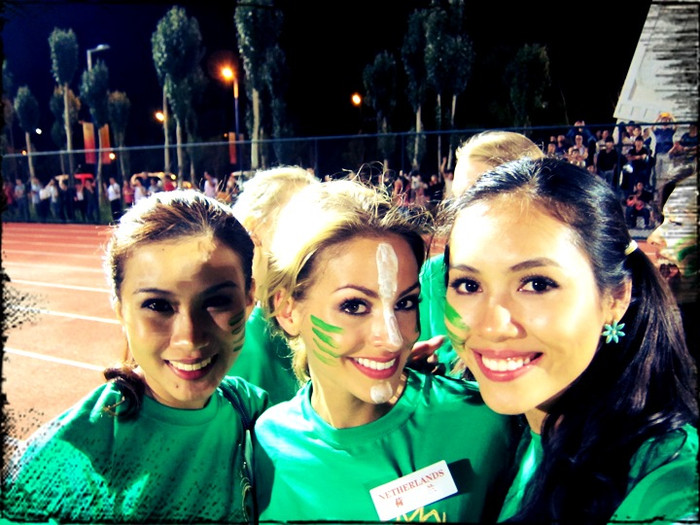 Dù thất bại trong vòng thi Fitness/Sports nhưng Hoàng My và các người đẹp khác vẫn thể hiện tinh thần đoàn kết đến sân xem và cổ vũ các bạn.