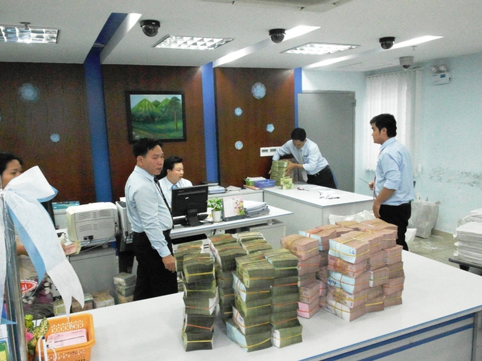 Tương tự, Trương Ngọc Thanh - nhân viên phòng kế toán nói: “Ngân hàng hôm nay hoạt động bình thường, không có vấn đề gì cả. Sáng giờ nhiều người cứ hỏi, mệt quá...”. Tương tự, Trương Ngọc Thanh - nhân viên phòng kế toán nói: “Ngân hàng hôm nay hoạt động bình thường, không có vấn đề gì cả. Sáng giờ nhiều người cứ hỏi, mệt quá...”.