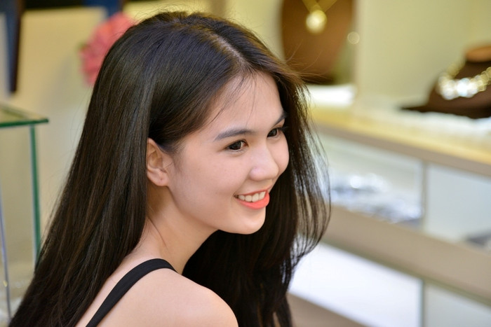 Trông cô rất mộc mạc và tươi trẻ.