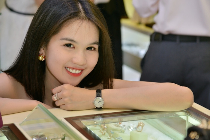 Người đẹp cười mãn nguyện với bộ trang sức.