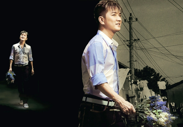 Mr Đàm như một anh chàng sinh viên năm nhất, lãng mạn tay cầm hoa đi dạo phố. Mr Đàm như một anh chàng sinh viên năm nhất, lãng mạn tay cầm hoa đi dạo phố.