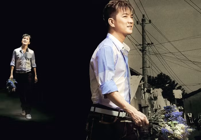 Mr Đàm như một anh chàng sinh viên năm nhất, lãng mạn tay cầm hoa đi dạo phố.