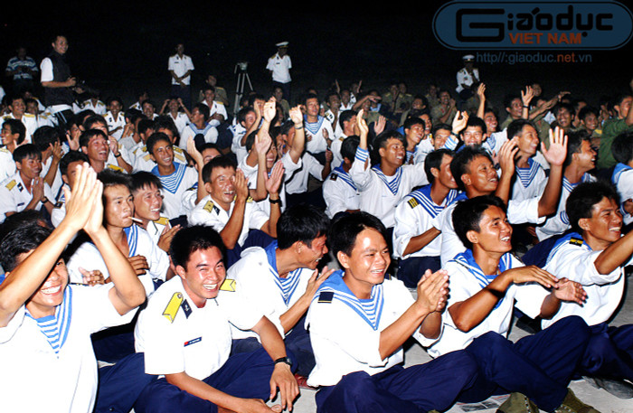 Những nụ cười trên gương mặt các chàng trai đôi mươi, trong một đêm văn nghệ diễn ra tại Trường Sa. Các chiến sĩ gọi đây là chương trình văn nghệ “cây nhà, lá vườn”, vì đa phần “ca sĩ” chính là các chiến sĩ trên đảo.