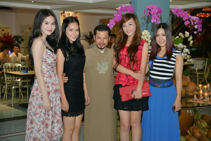 Sau đó, cô vào chụp hình với diễn viên Cẩm Lynh, doanh nhân Hùng Cửu Long, Á khôi Miss Ngôi sao năm 2012 Thuỳ My, chuyên viên trang điểm Hạ My. Không thấy bóng dáng Vũ Khắc Tiệp đâu. Sau đó, cô vào chụp hình với diễn viên Cẩm Lynh, doanh nhân Hùng Cửu Long, Á khôi Miss Ngôi sao năm 2012 Thuỳ My, chuyên viên trang điểm Hạ My. Không thấy bóng dáng Vũ Khắc Tiệp đâu.