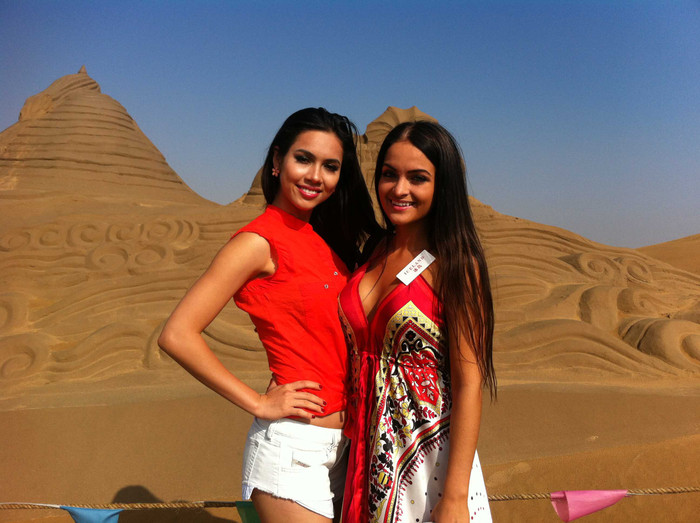 Hoàng My và đại diện nhan sắc đất nước Iceland. Hoàng My và đại diện nhan sắc đất nước Iceland.