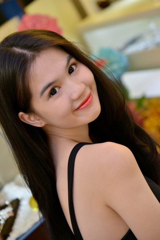 Ngọc Trinh vẫn không kém phần quyến rũ khi trên người không có một loại trang sức nào.