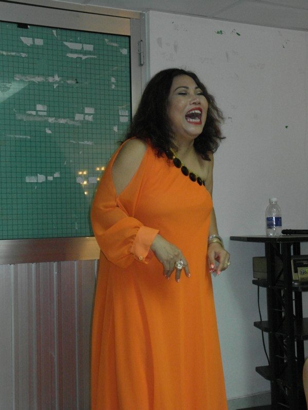 Nhưng không chịu nổi được nữa, Siu Black bật cười sặc sụa vì cách tạo dáng hài hước của mình. Nhưng không chịu nổi được nữa, Siu Black bật cười sặc sụa vì cách tạo dáng hài hước của mình.