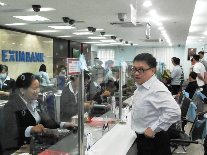 Người đàn ông này vừa hoàn tất thủ tục gửi tiền tại Ngân hàng Eximbank, cười tươi: “Sáng giờ đọc tin bầu Kiên bị bắt, chấn động quá. Không ngờ…”. Người đàn ông này vừa hoàn tất thủ tục gửi tiền tại Ngân hàng Eximbank, cười tươi: “Sáng giờ đọc tin bầu Kiên bị bắt, chấn động quá. Không ngờ…”.