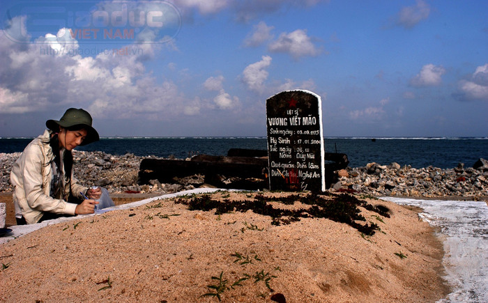 Cô gái từ đất liền ra thăm Trường Sa, đang bồi hồi bên ngôi mộ của liệt sĩ Vương Viết Mão, quê ở Diễn Lâm, Diễn Châu, Nghệ An. Anh đã vĩnh viễn nằm giữa trời, biển, nắng, gió thiêng liêng của tổ quốc, khi mới tròn 29 tuổi. Cô gái từ đất liền ra thăm Trường Sa, đang bồi hồi bên ngôi mộ của liệt sĩ Vương Viết Mão, quê ở Diễn Lâm, Diễn Châu, Nghệ An. Anh đã vĩnh viễn nằm giữa trời, biển, nắng, gió thiêng liêng của tổ quốc, khi mới tròn 29 tuổi.