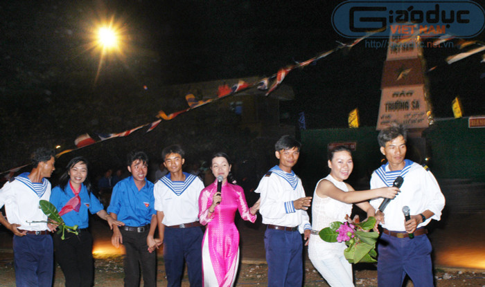 Các cô gái từ TP.HCM trêu đùa, “ép” các anh chiến sĩ hát cùng mình.