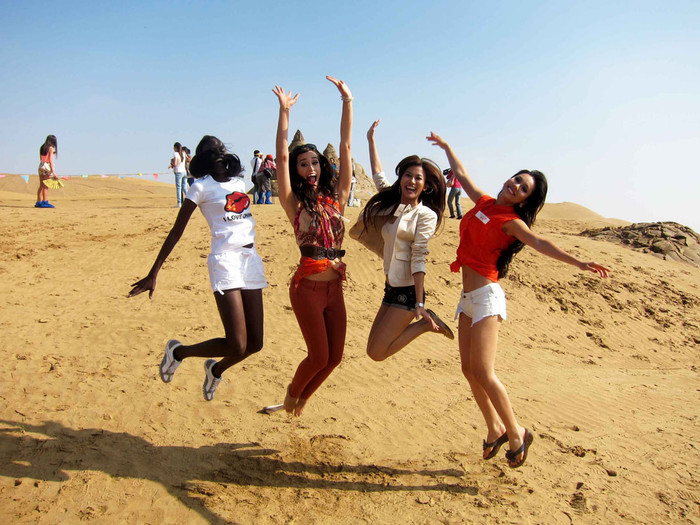 ....cát nóng bỏng đôi chân. ....cát nóng bỏng đôi chân.