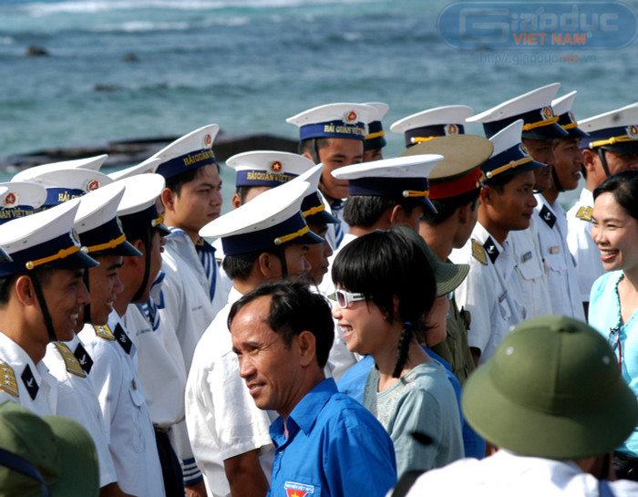 Tay bắt, mặt mừng đón những người từ đất liền ra thăm đảo.