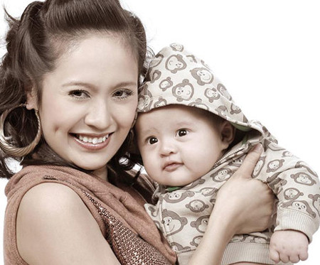 Thanh Thuý luôn dành cho bé Cà Phê sự chăm sóc tốt nhất. Đứng ở vị trí một bà mẹ, Thanh Thuý rất căm phẫn trước tội ác của tên Đặng Trần Hoài. Thanh Thuý luôn dành cho bé Cà Phê sự chăm sóc tốt nhất. Đứng ở vị trí một bà mẹ, Thanh Thuý rất căm phẫn trước tội ác của tên Đặng Trần Hoài.