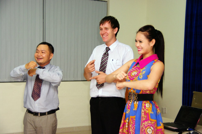 Cô hoàn toàn tự tin với khả năng tiếng Anh của mình.