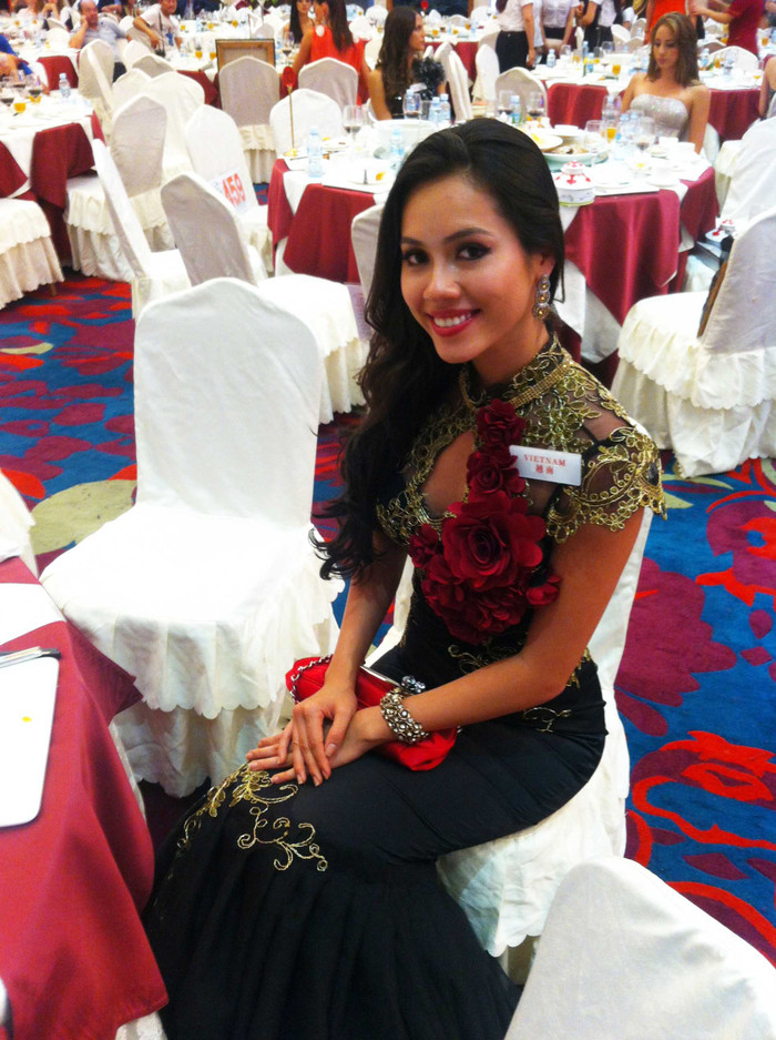 12 món quà của 12 người đẹp đã thu về được số tiền 1.000.000 Nhân nhân tệ.