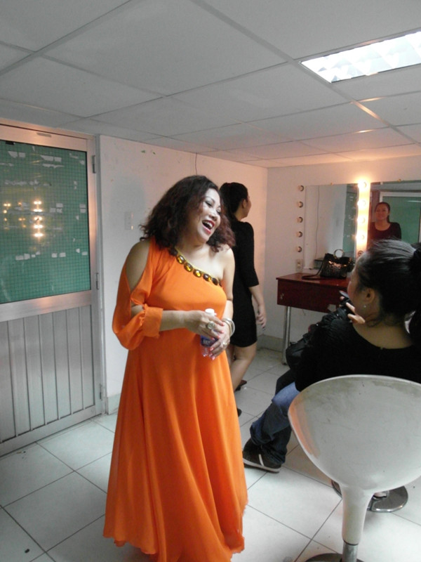 Trong thời gian chờ hát, chị trò chuyện vui vẻ với mọi người…. Trong thời gian chờ hát, chị trò chuyện vui vẻ với mọi người….