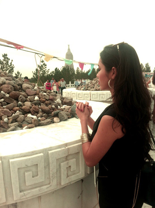 Hoàng My đã không gặp may mắn trong các giải thưởng phụ tại cuộc thi HHTG cho đến thời điểm này. Cô đang đến công viên Mẹ Thành Cát Tư Hãn để cầu xin sự may mắn. Hoàng My đã không gặp may mắn trong các giải thưởng phụ tại cuộc thi HHTG cho đến thời điểm này. Cô đang đến công viên Mẹ Thành Cát Tư Hãn để cầu xin sự may mắn.