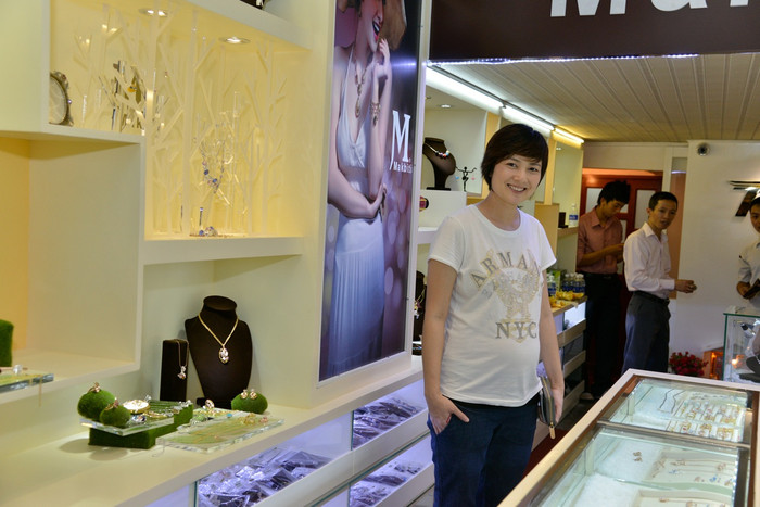 Mang bầu, nhưng Thuý Vinh vẫn mặc loại trang phục mình thích: Quần jeans, áo thun. Mang bầu, nhưng Thuý Vinh vẫn mặc loại trang phục mình thích: Quần jeans, áo thun.