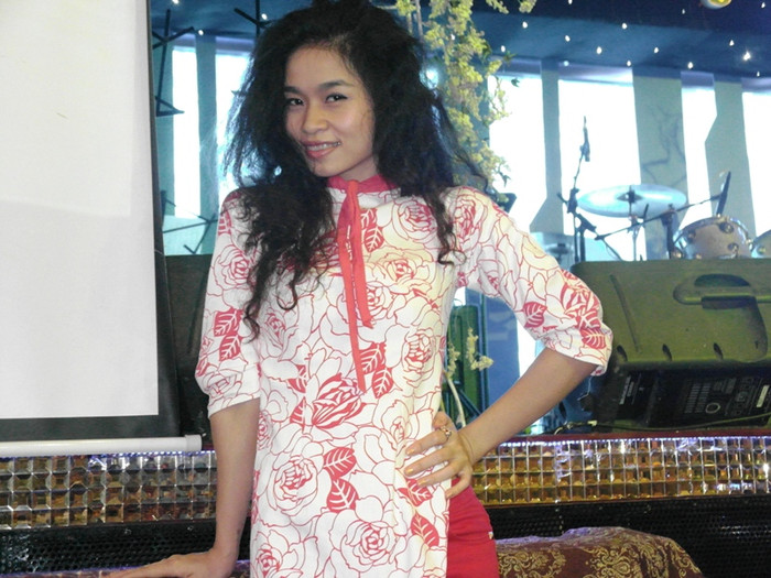 Thực chất, Đồng Lan không xa lạ gì với khán giả nghe nhạc tại TP.HCM. Hàng đêm, cô chạy show tất bật tại các phòng trà…và hát cháy bỏng những bài tình ca Pháp, bằng một phong cách trẻ trung.